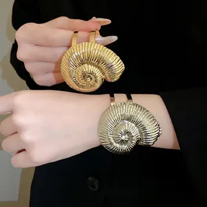 Bracelet jonc en métal plissé en forme de coquillage doré et argenté pour femme