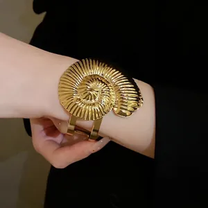 Bracelet manchette ouvert coquillage plissé doré avec motif nautile en spirale