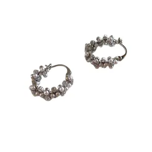 Boucles d'oreilles créoles rétro élégantes avec perles et finition argentée pour femme
