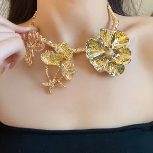 Detailansicht des goldenen Vintage-Halsbandes mit Blumen und Schmetterlingen im Stil
