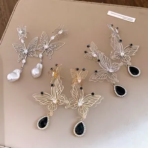 Elegante hohle Schmetterlingsohrstecker mit Zirkonia und schimmernden Wassertropfenperlen