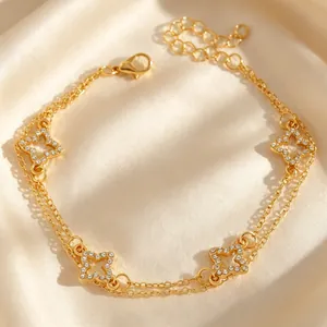 Vue détaillée d'un bracelet doré à double chaîne avec étoiles en strass
