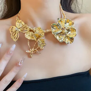 Detailansicht eines goldenen Vintage-Blumen- und Schmetterlings-Chokers an Modell