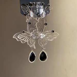 Elegante hohle Schmetterlingsohrringe mit schwarzen Wassertropfenanhängern und Zirkon