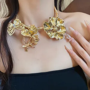 Exquisite Nahaufnahme eines vintage goldfarbenen Blumen und Schmetterling Halsbands