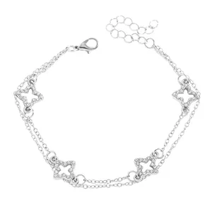 Vue détaillée d'un bracelet argenté à double couche avec des breloques étoiles en strass