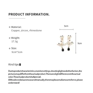 Detaillierte Produktspezifikationen für Schmetterlingsohrringe mit Zirkonia-Steinen.