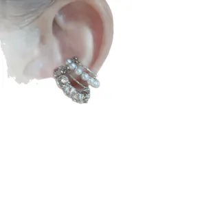 Manchette d'oreille élégante avec zircone et perles pour oreilles non percées, argentée.