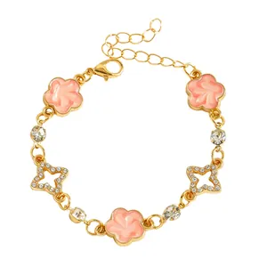Bracelet doré avec fleurs en émail rose et breloques étoiles en strass scintillants.