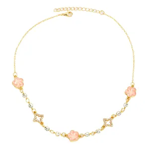 Collier doré avec pendentifs trèfle rose et détails d'étoiles en cristal vue détaillée