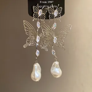Detailansicht eleganter Schmetterlingsohrringe mit Marquise-Zirkonia und Barockperlen