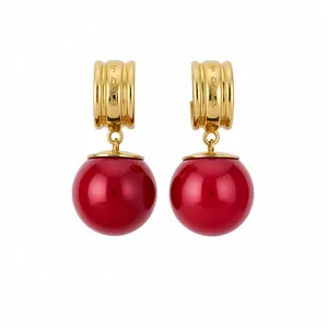 Eleganti orecchini a cerchio vintage dorati con pendenti a sfera in resina rossa