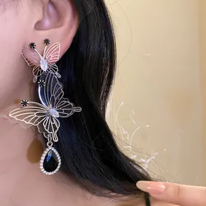 Detailansicht der Schmetterling-Ohrringe aus Silber mit schwarzem Zirkon-Wassertropfen