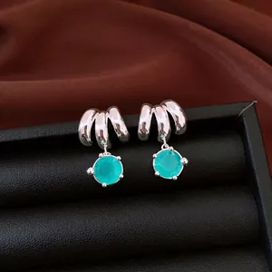 Eleganti orecchini a lobo ricurvi argentati con accenti di pietre preziose verde acqua