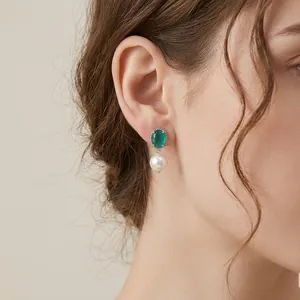 Orecchini in argento con zircone verde ovale e pendente di perla bianca
