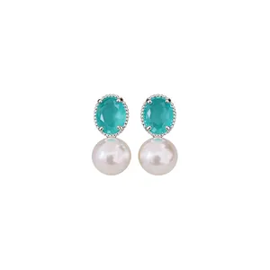 Eleganti orecchini a lobo argentati con zircone ovale verde acqua e perle bianche lucide