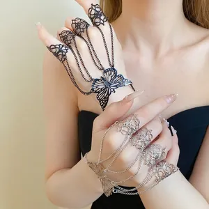 Set bracciale anello a farfalla vintage con elegante design traforato per donna