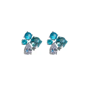 Boucles d'oreilles géométriques avec zircons bleus et transparents élégants pour femmes