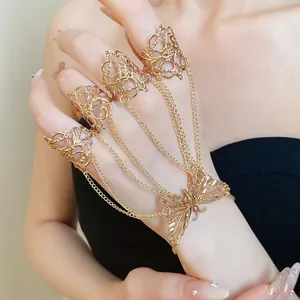 Set anello e bracciale farfalla vintage dorato con delicate catenine per le donne