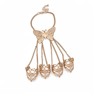 Bracciale anello a farfalla traforato color oro con catene e quattro anelli abbinati.