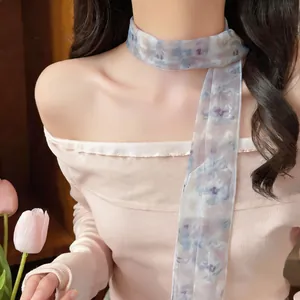 Detail eines süßen floralen Netz-Schalbands, getragen als elegantes Choker-Accessoire.