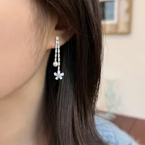 Orecchini a pendente con fiore blu e perla, finitura argento elegante