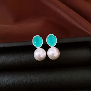 Orecchini eleganti in argento con zirconi turchesi ovali e perle bianche tonde