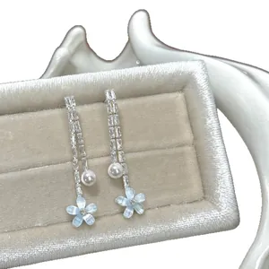 Orecchini a pendente eleganti con fiori blu, perle e cristalli scintillanti per donna