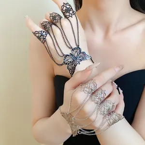 Vista dettagliata del set anello-bracciale a farfalla traforata elegante in nero e argento