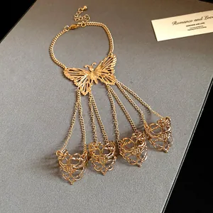 Vista dettagliata del bracciale a dita farfalla dorato vintage con quattro anelli