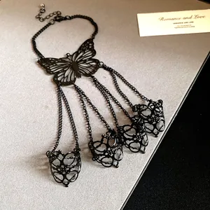 Dettaglio del bracciale ad anello a farfalla nero con design gotico retrò raffinato.
