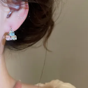 Vue détaillée de boucles d'oreilles en argent avec des oxydes de zirconium carrés.