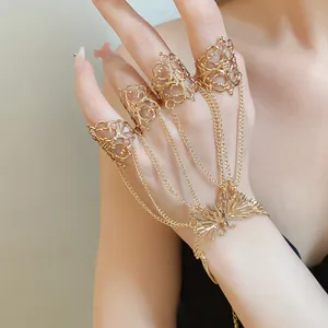 Dettaglio di elegante bracciale ad anello a farfalla dorato con filigrana e catene