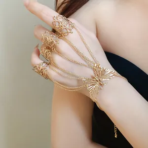 Dettaglio di un elegante bracciale a schiava a forma di farfalla dorata