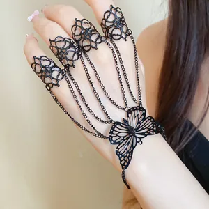 Squisito gioiello da mano a farfalla nera con anelli e bracciale dal design filigranato