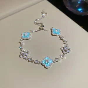 Primer plano de la elegante pulsera hueca de circón azul hielo en acabado plata