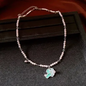 Élégant collier de perles avec pendentif chiot vert clair et clochette en argent