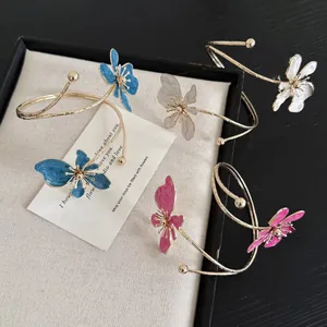 Minimalistische, gedrehte Emaille-Blumen-Armspangen in Blau, Pink und Weißtönen