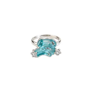 Bague mignonne en forme de chiot bleu avec pierres brillantes et fini argenté poli