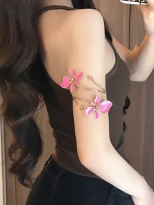 Eleganter rosa Armreif mit emaillierten Blumen und gedrehtem goldenem Metalldesign
