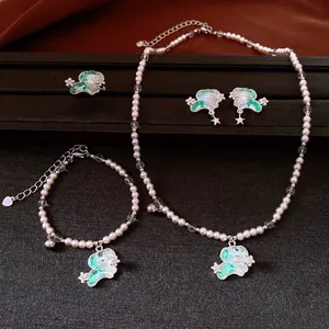 Détail d'un ensemble de bijoux en perles avec de charmants pendentifs de chien vert