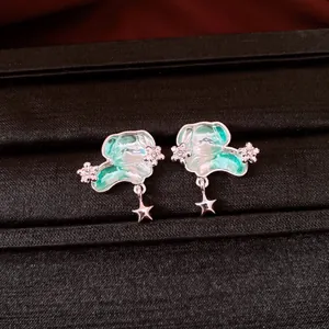 Vue détaillée des boucles d'oreilles chiot vert menthe avec pendentifs étoile et cristaux