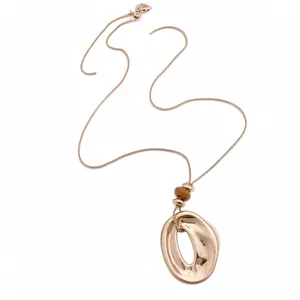 Elegante Halskette mit organischem ovalem Anhänger in Roségold und braunem Perlendetail