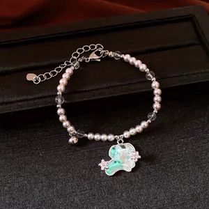 Détail du bracelet de perles chiot mignon avec pendentif vert clair et argent