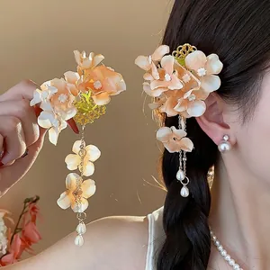 Elegante fermaglio per capelli con fiori in tessuto e nappe di perle a cascata per donna