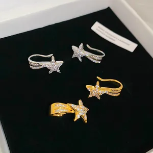 Nahaufnahme der funkelnden Diamant-Stern- und Meteor-Ohrklemmen in Gold und Silber