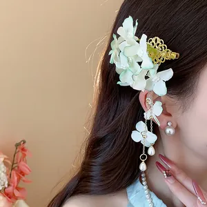 Vista dettagliata di un'elegante fermaglio per capelli in fiori con perle e nappe