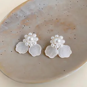 Elegantes pendientes de flores con perlas y pétalos blancos traslúcidos