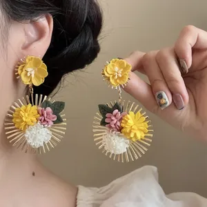 Pendientes colgantes de flores de tela con diseño de sol dorado para un estilo veraniego