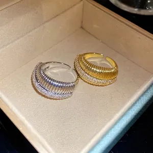 Élégante bague ouverte texturée plaquée or 14 carats avec sertissage pavé de zircons